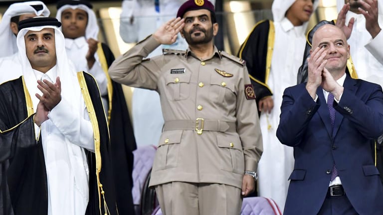 Unter Druck: Fifa-Präsident Gianni Infantino (r.) und der Emir von Katar Sheikh Tamim bin Hamad Al Thani (l.).