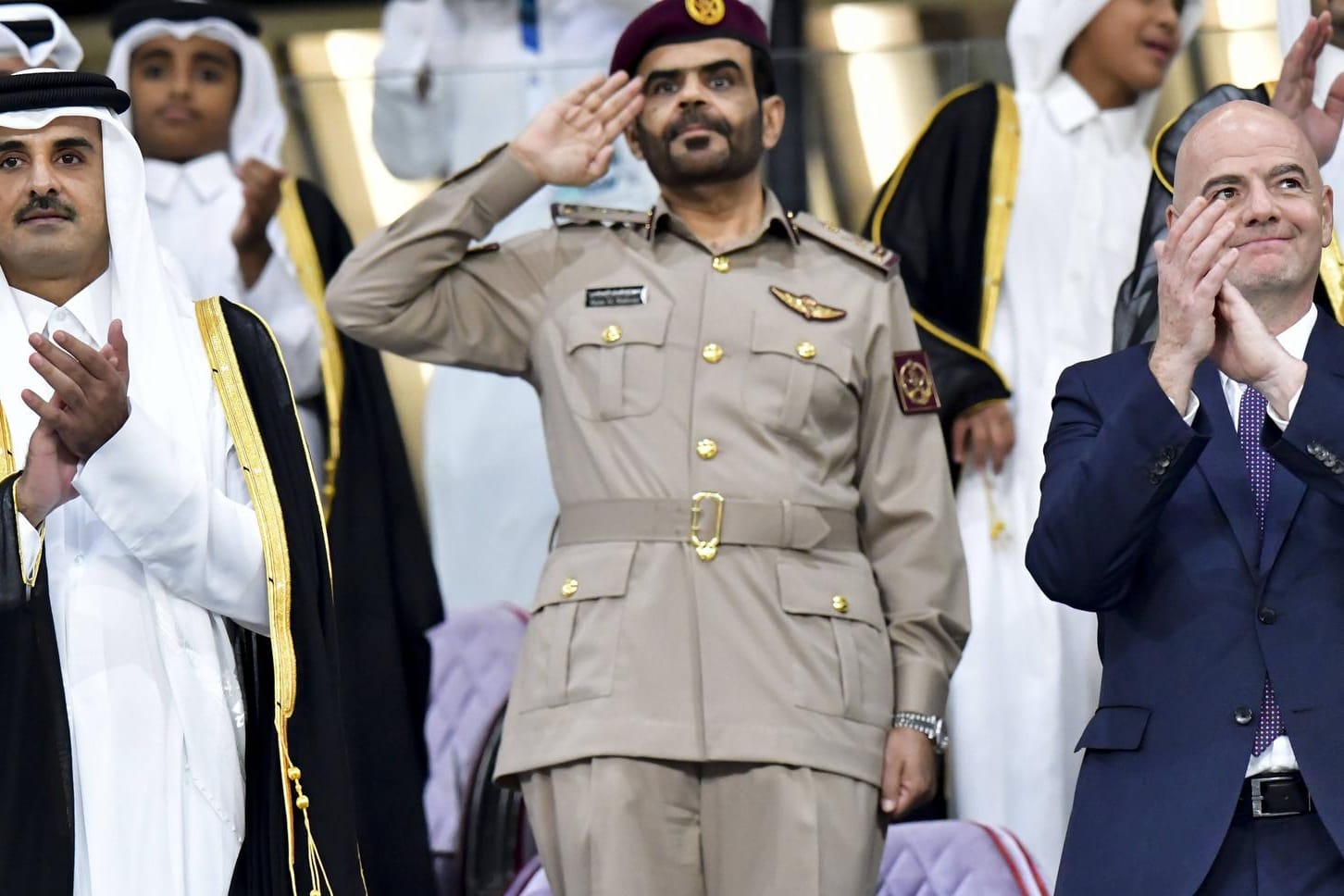 Unter Druck: Fifa-Präsident Gianni Infantino (r.) und der Emir von Katar Sheikh Tamim bin Hamad Al Thani (l.).