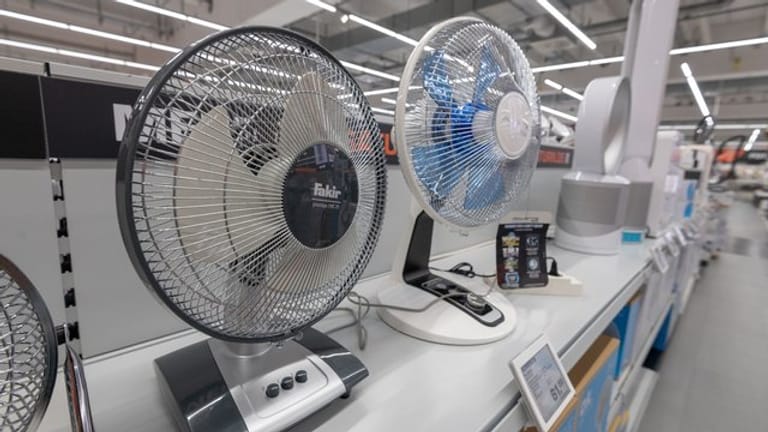 An heißen Tagen kann ein Ventilator ein wenig Kühlung verschaffen.