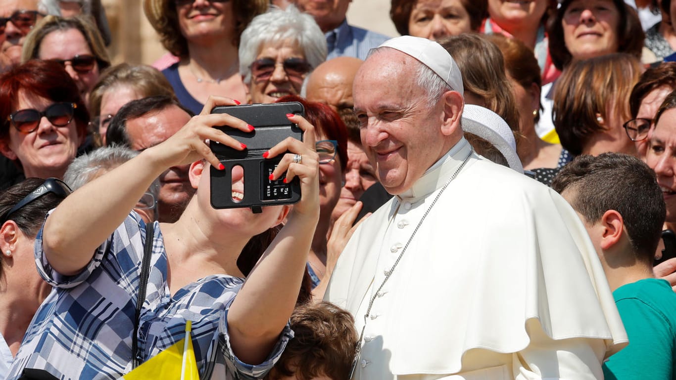 Papst Franziskus posiert für ein Selfie: Franziskus scheint die Relevanz der neuen Medien erkannt zu haben. Bald gibt es den Podcast "Die Woche des Papstes".