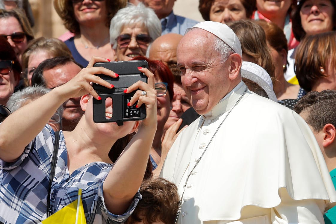 Papst Franziskus posiert für ein Selfie: Franziskus scheint die Relevanz der neuen Medien erkannt zu haben. Bald gibt es den Podcast "Die Woche des Papstes".