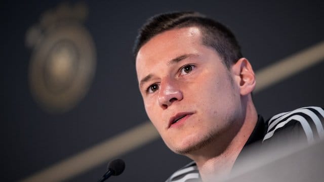 Julian Draxler spricht bei der Pressekonferenz in Venlo.