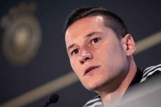 Julian Draxler spricht bei der Pressekonferenz in Venlo.