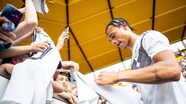 Nach einer öffentlichen Trainingseinheit gibt Leroy Sané in Aachen Autogramme. Nach einer öffentlichen Trainingseinheit gibt Leroy Sané in Aachen Autogramme.