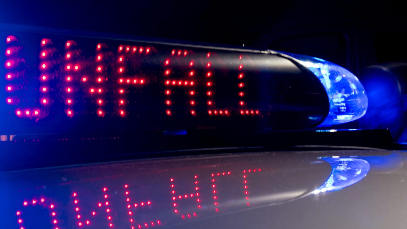 Blaulicht und eine Warnanzeige auf einem Polizeiauto: In Essen stellt ein Unfall die Polizei vor Rätsel.