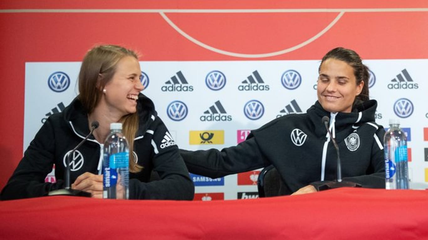 Pressekonferenz mit Klara Bühl (l): Für Dzsenifer Marozsan ist die WM in Frankreich eine Art Heimspiel.