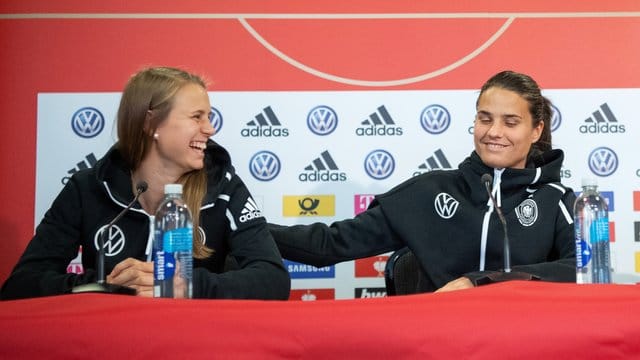 Pressekonferenz mit Klara Bühl (l): Für Dzsenifer Marozsan ist die WM in Frankreich eine Art Heimspiel. Pressekonferenz mit Klara Bühl (l): Für Dzsenifer Marozsan ist die WM in Frankreich eine Art Heimspiel.