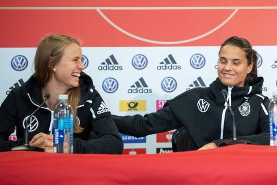 Pressekonferenz mit Klara Bühl (l): Für Dzsenifer Marozsan ist die WM in Frankreich eine Art Heimspiel.