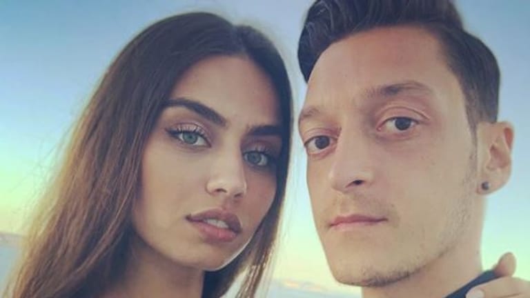 Amine Gülse und Mesut Özil: Am Freitag heiratet der Ex-Nationalspieler das türkische Model in Istanbul. 300 Gäste soll das Paar eingeladen haben.