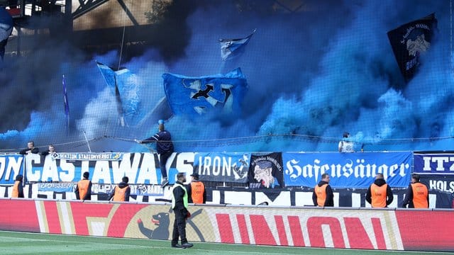 Teures Vergnügen: HSV-Fans zündeln beim Gastspiel bei Union Berlin.