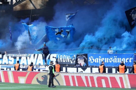 Teures Vergnügen: HSV-Fans zündeln beim Gastspiel bei Union Berlin.