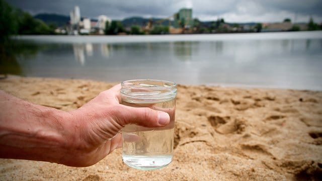 Ein Glas mit Wasser aus dem Sander Baggersee: Nahezu alle Badeseen in Bayern haben eine gute oder sehr gute Wasserqualität. Ein Glas mit Wasser aus dem Sander Baggersee: Nahezu alle Badeseen in Bayern haben eine gute oder sehr gute Wasserqualität.