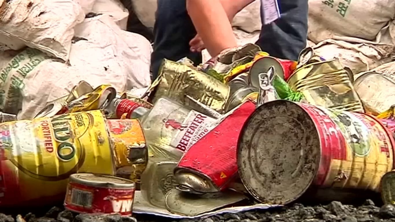 In einer Aufräumaktion haben Mitarbeiter der "Mount Everest Cleanup Campaign" elf Tonnen Müll zu Tal gebracht.