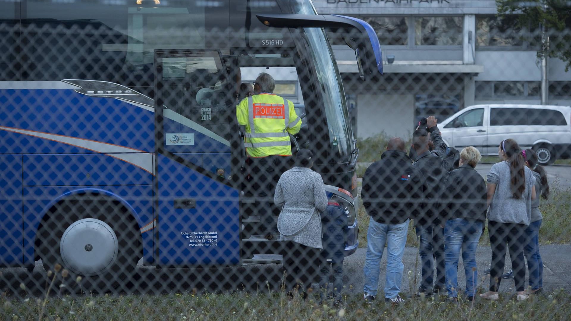 Abschiebung abgelehnter Asylbewerber in Rheinmünster (Archivbild): Die EU-Kommission will den Druck auf die Herkunftsländer bei der Rücknahme erhöhen.