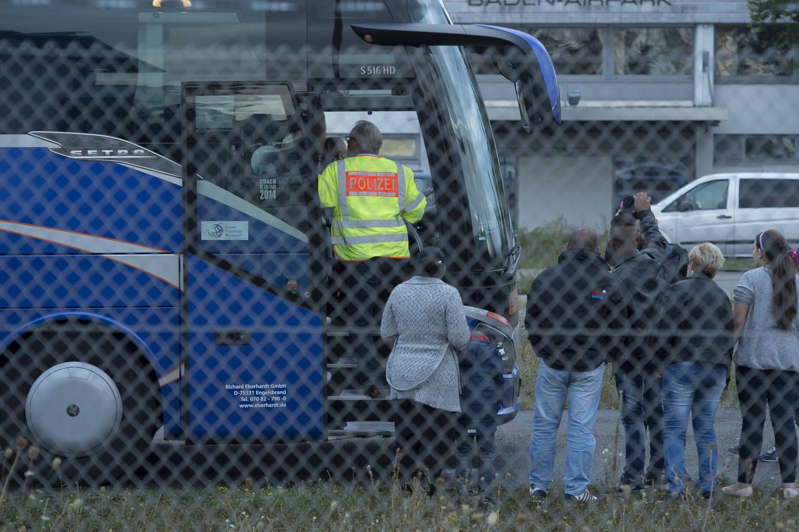 Abschiebung abgelehnter Asylbewerber in Rheinmünster (Archivbild): Die EU-Kommission will den Druck auf die Herkunftsländer bei der Rücknahme erhöhen.