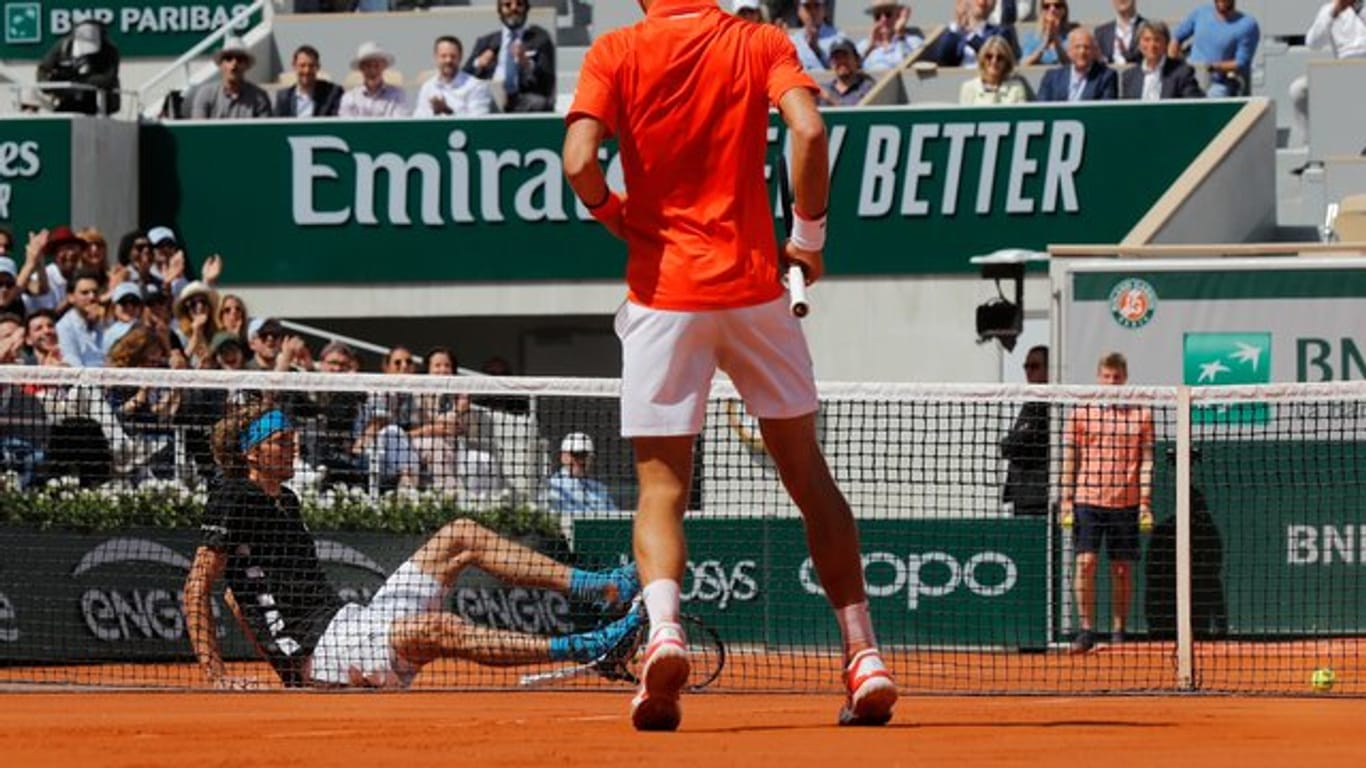 Alexander Zverev (l) hatte im Viertelfinale gegen Novak Djokovic keine Chance.
