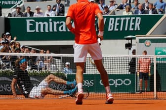 Alexander Zverev (l) hatte im Viertelfinale gegen Novak Djokovic keine Chance.