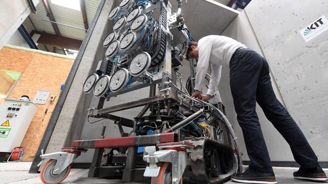 Aus Sicht der Wissenschaftler könnten solche Roboter schon in vier bis sechs Jahren Menschen bei heiklen Einsätzen unterstützen. Aus Sicht der Wissenschaftler könnten solche Roboter schon in vier bis sechs Jahren Menschen bei heiklen Einsätzen unterstützen.