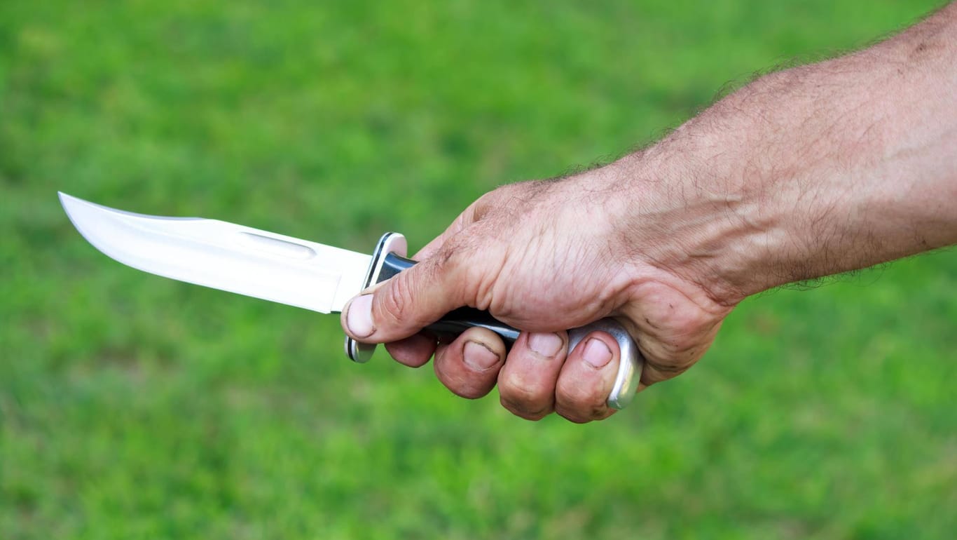 Mann mit Messer (Symbolbild): Die Justizminister der Länder wollen das Mindeststrafmaß für Messerangriffe erhöhen.