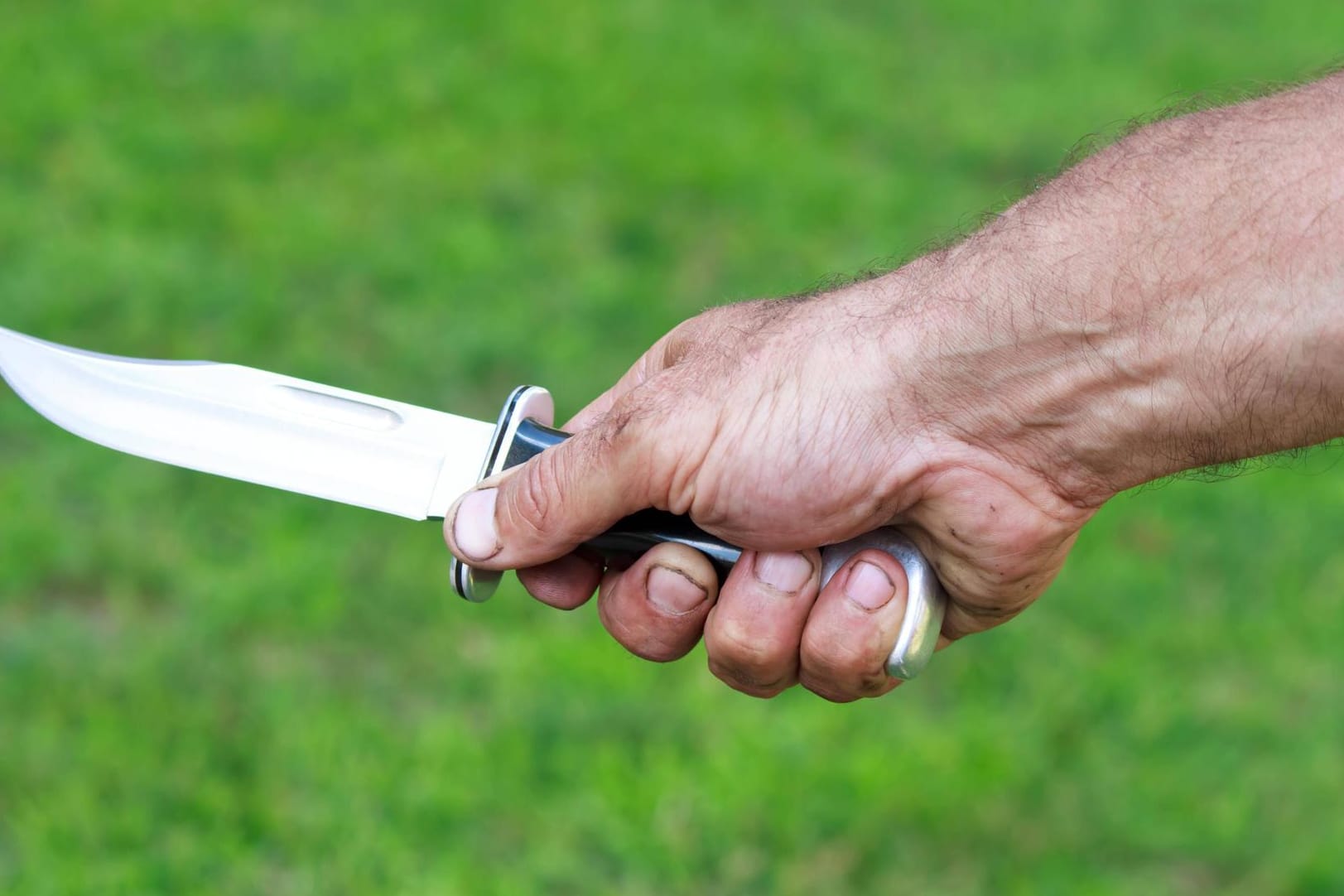 Mann mit Messer (Symbolbild): Die Justizminister der Länder wollen das Mindeststrafmaß für Messerangriffe erhöhen.