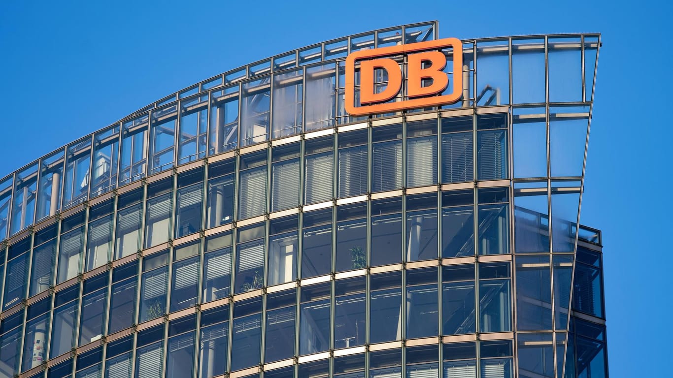 Zentrale der Deutschen Bahn am Berliner Potsdamer Platz: Das Unternehmen hat fast 20 Milliarden Euro Schulden.