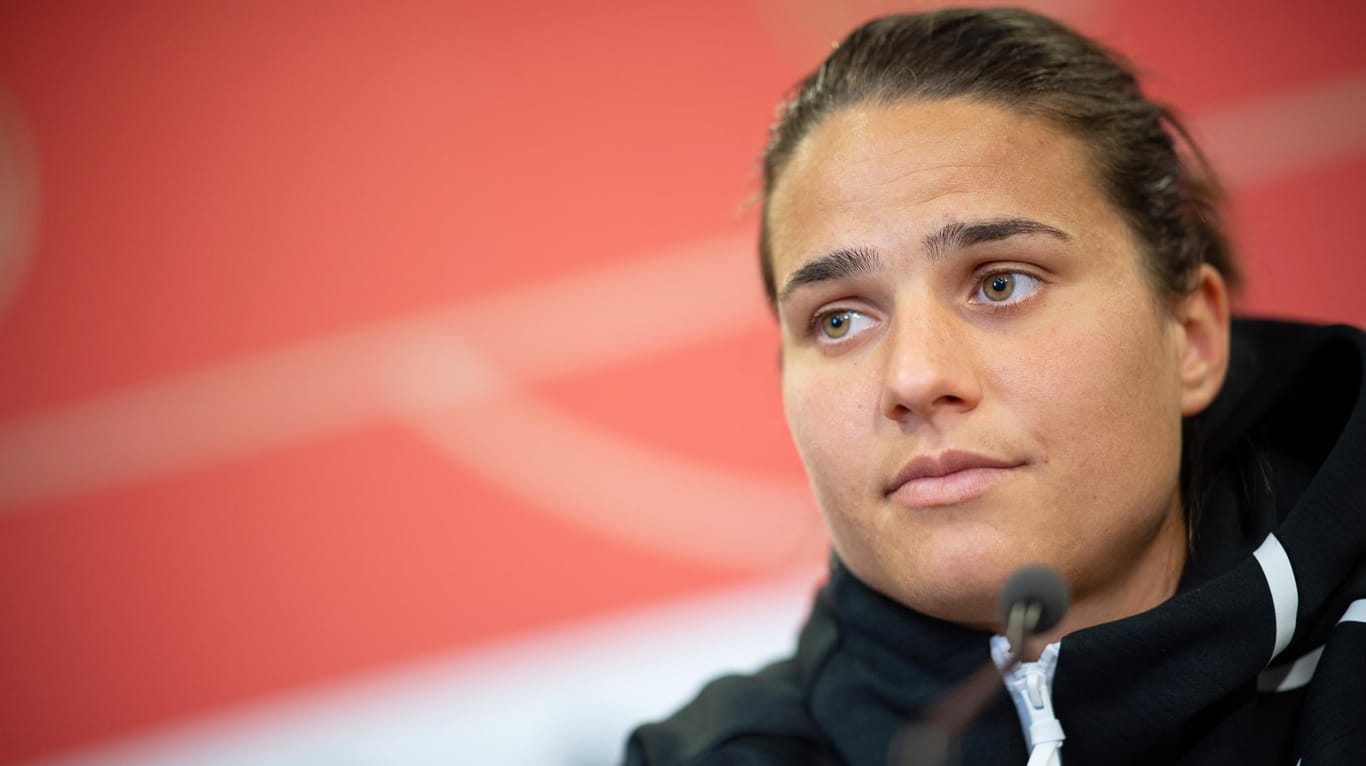 Dzsenifer Marozsan schlägt auf der DFB-Pressekonferenz kritische Töne an.