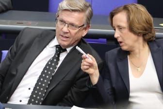 Gerold Otten spricht mit Beatrix von Storch bei einer Abstimmung im Plenum im Bundestag. Im dritten Anlauf versuchte die AfD vergeblich, Otten als Bundestagsvizepräsident durchzusetzen.