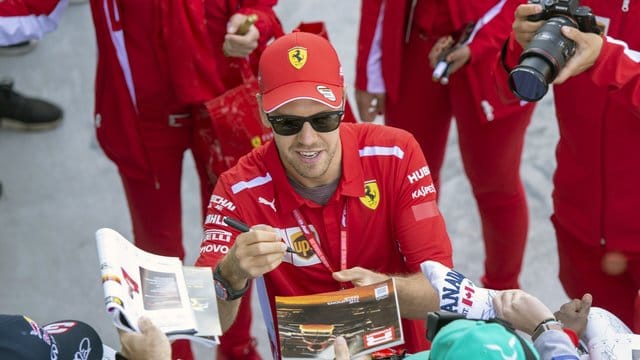 Gefragte Unterschrift: Sebastian Vettel erfüllt die Wünsche der kanadischen Fans. Gefragte Unterschrift: Sebastian Vettel erfüllt die Wünsche der kanadischen Fans.