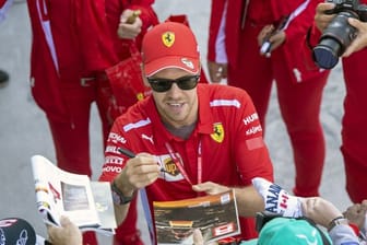 Gefragte Unterschrift: Sebastian Vettel erfüllt die Wünsche der kanadischen Fans.