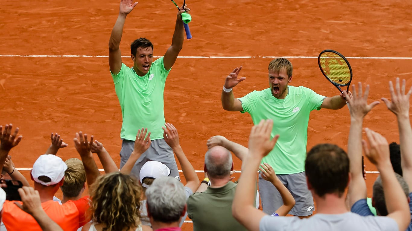 La Ola ins Paris: Kevin Krawietz (r.) und Andreas Mies feiern mit den Zuschauern ihren Finaleinzug bei den French Open.