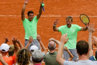 La Ola ins Paris: Kevin Krawietz (r.) und Andreas Mies feiern mit den Zuschauern ihren Finaleinzug bei den French Open.