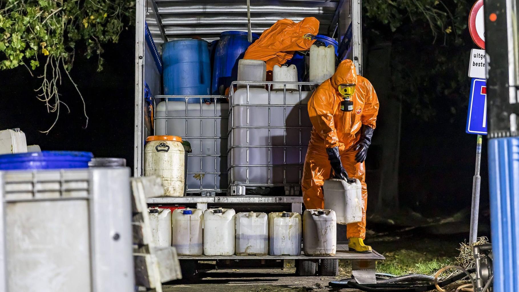 Beschlagnahmte Chemikalien zur Herstellung synthetischer Drogen in den Niederlanden (Symbolfoto).