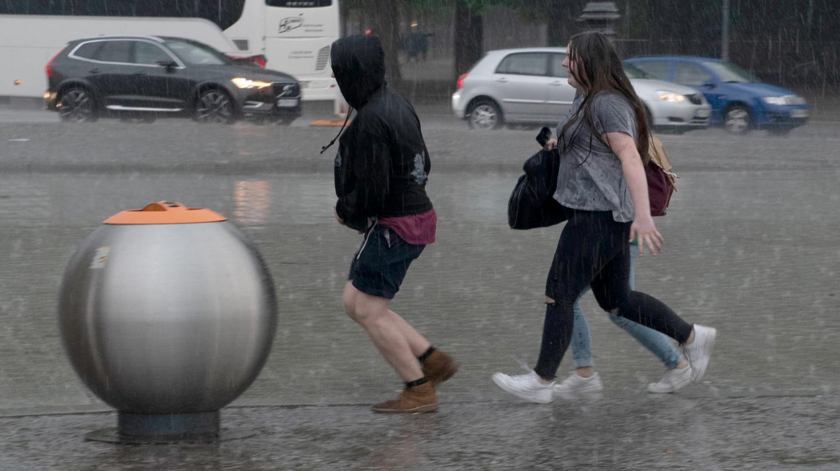 Berlin: Touristen laufen durch den Regen.