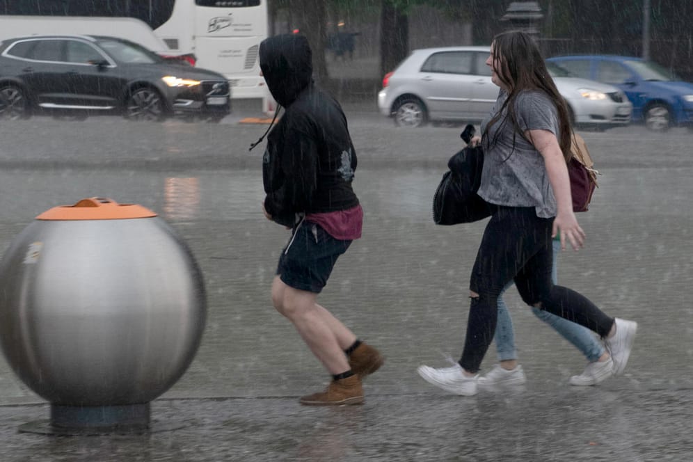 Berlin: Touristen laufen durch den Regen.