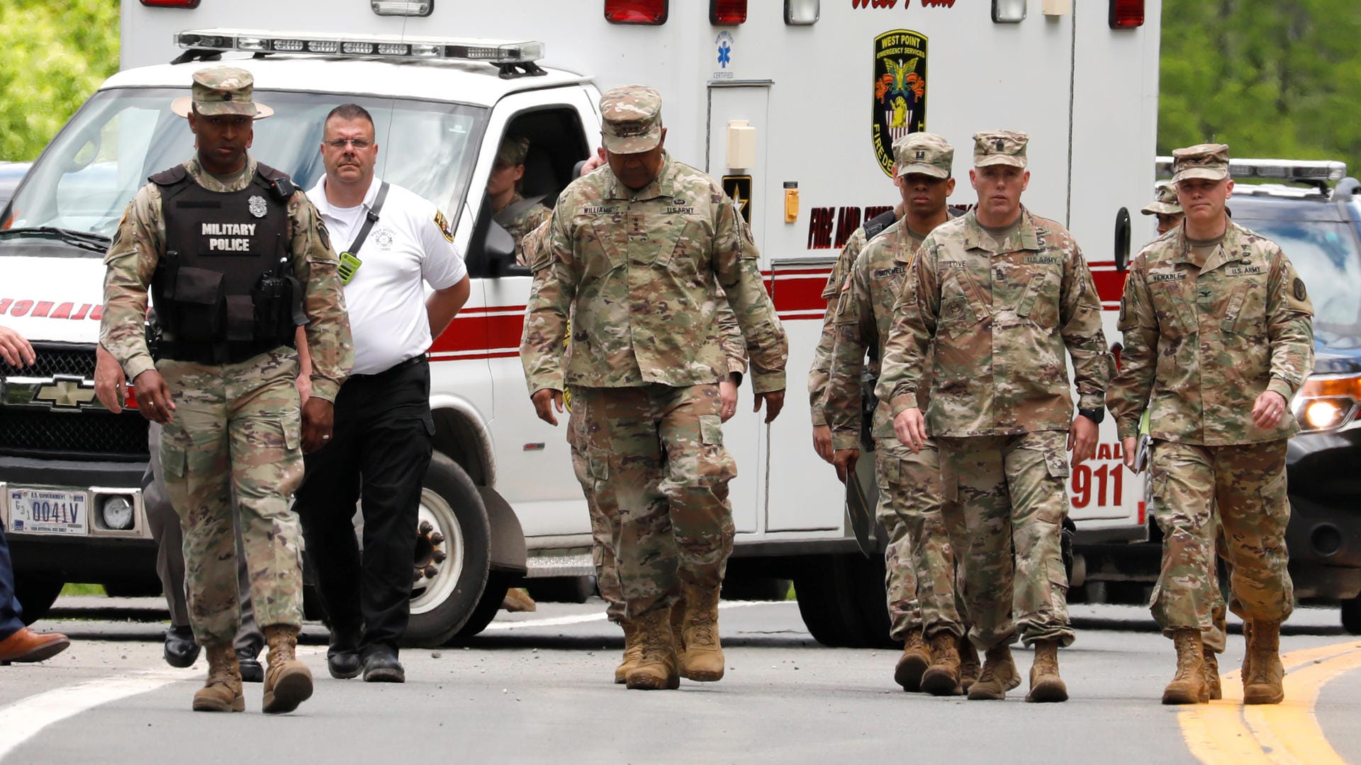 Ein Krankenwagen am Unfallort in West Point: Bei einem Unfall eines Truppentransporters kam hier ein Kadett ums Leben. Ein Krankenwagen am Unfallort in West Point: Bei einem Unfall eines Truppentransporters kam hier ein Kadett ums Leben.