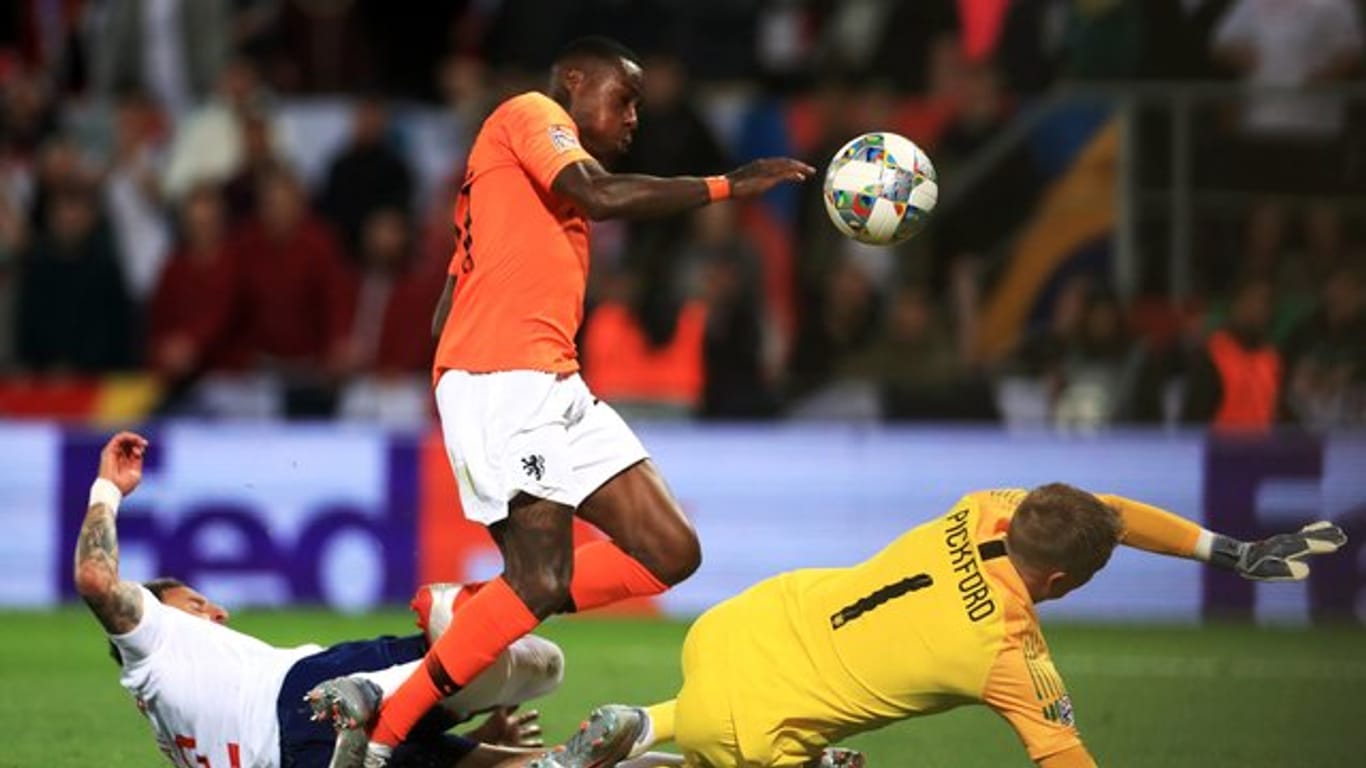 Englands Kyle Walker (l) fälscht den Ball ins eigene Tor zum 2:1 für die Niederlande ab.