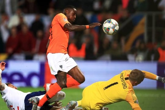 Englands Kyle Walker (l) fälscht den Ball ins eigene Tor zum 2:1 für die Niederlande ab.
