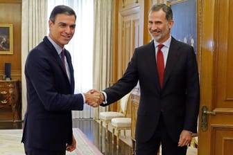 Der Spanische König Felipe VI. empfängt Pedro Sanchez: Die Sozialisten von Regierungschef Sánchez hatten die Parlamentswahl Ende April gewonnen.