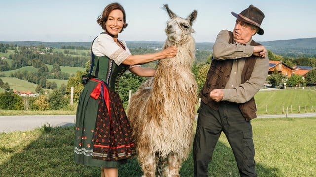 Pensionswirtin Sophie (Aglaia Szyszkowitz) und ihr Dauergast Barthl (Friedrich von Thun) mit Lama Helga.