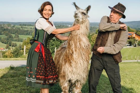 Pensionswirtin Sophie (Aglaia Szyszkowitz) und ihr Dauergast Barthl (Friedrich von Thun) mit Lama Helga.