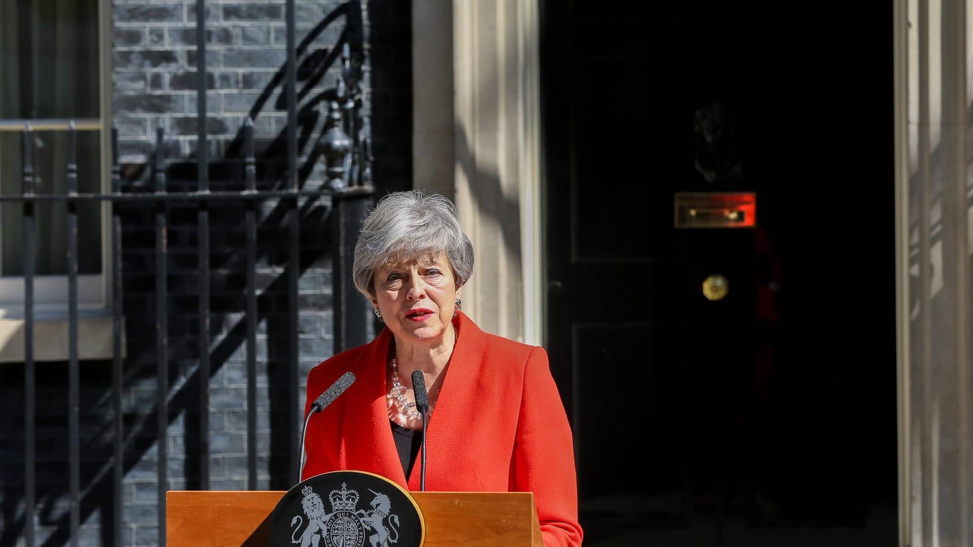 Theresa May vor ihrem Regierungssitz.