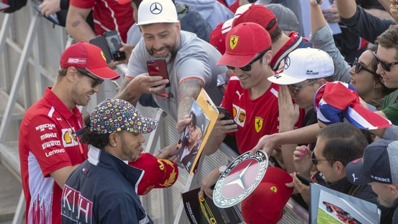 Volksnah: Sebastian Vettel (l) und Lewis Hamilton (2.