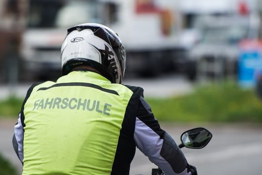 In der Fahrschule lernen junge Motorrad-Anfänger wichtige Grundlagen, um mit dem Bike sicher unterwegs zu sein.