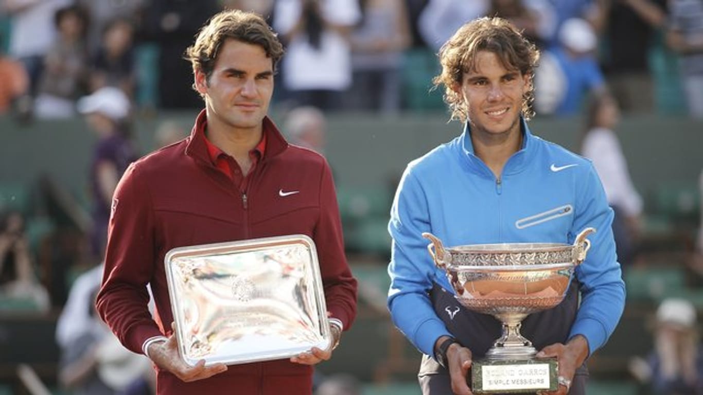 Im Jahr 2011 sicherte sich Rafael Nadal (l) gegen Roger Federer den Siegerpokal in Paris.