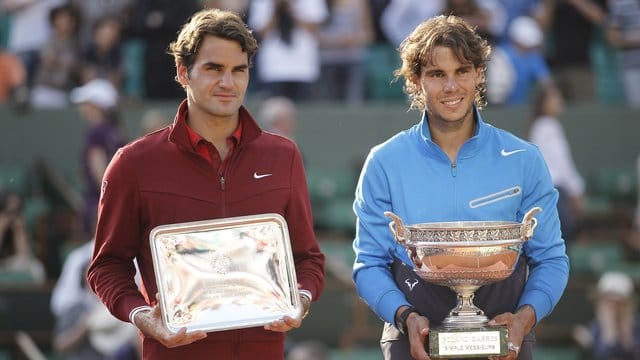 Im Jahr 2011 sicherte sich Rafael Nadal (l) gegen Roger Federer den Siegerpokal in Paris.