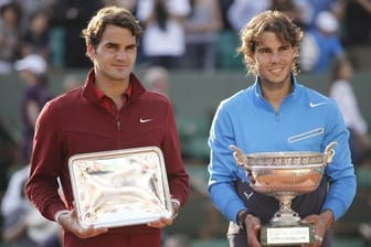 Im Jahr 2011 sicherte sich Rafael Nadal (l) gegen Roger Federer den Siegerpokal in Paris.