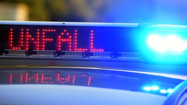 Leuchtschrift auf Einsatzwagen warnt vor einer Unfallstelle (Symbolbild): Das Auto des Mannes ist 100 Meter an der Schutzplanke entlang geschrammt. Leuchtschrift auf Einsatzwagen warnt vor einer Unfallstelle (Symbolbild): Das Auto des Mannes ist 100 Meter an der Schutzplanke entlang geschrammt.