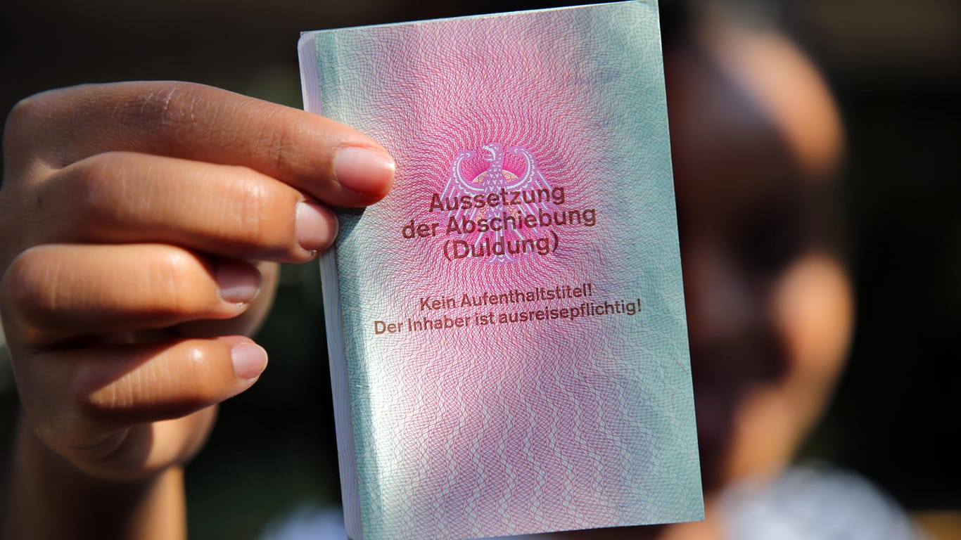 Ausweis für Flüchtlinge: Der Bundestag stimmt über das Migrationspaket ab.