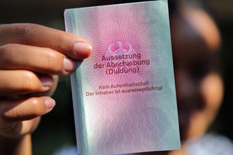 Ausweis für Flüchtlinge: Der Bundestag stimmt über das Migrationspaket ab.
