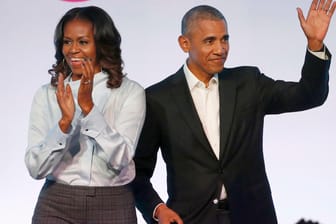 Barack und Michelle Obama: Ihre Produktionsfirma hat einen Vertrag mit dem Streamingdienst Spotify geschlossen.